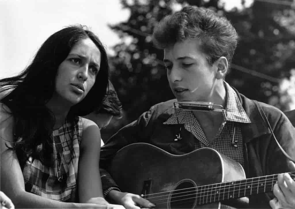 photo de joan baez et bob dylan initiateurs de la musique folk 1963
