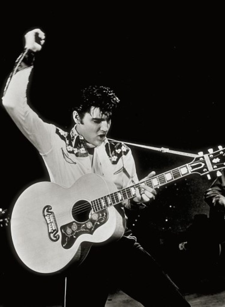 Elvis Presley avec sa guitare Jumbo en 1957