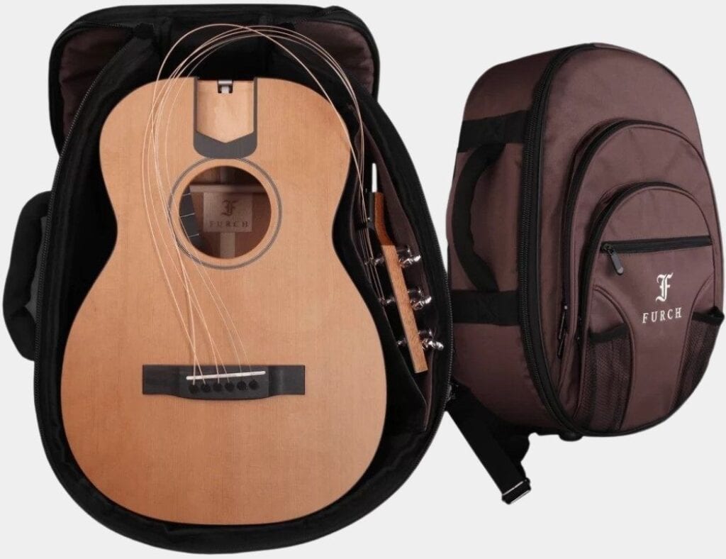 Présentation de la Furch Little Jane 10-CM avec son sac à dos de transport