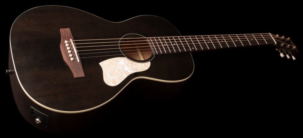 Vue en détail de la guitare Parlor Art & Lutherie Roadhouse Faded Black A/E 