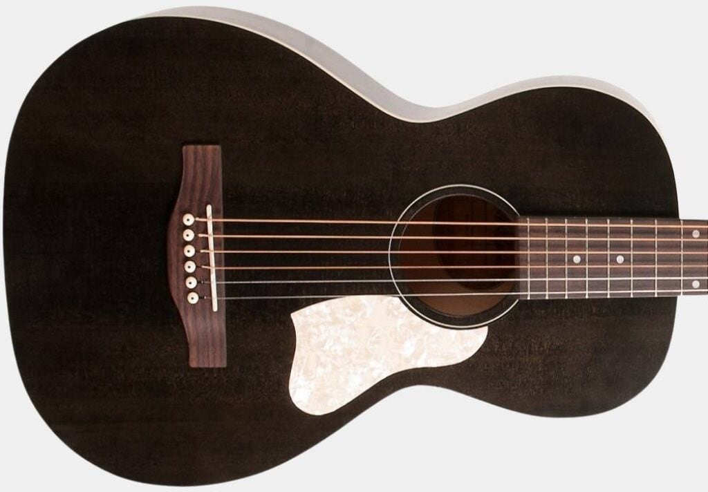 Présentation en détail de la guitare électro-acoustique Art & Lutherie Roadhouse Faded Black A/E 