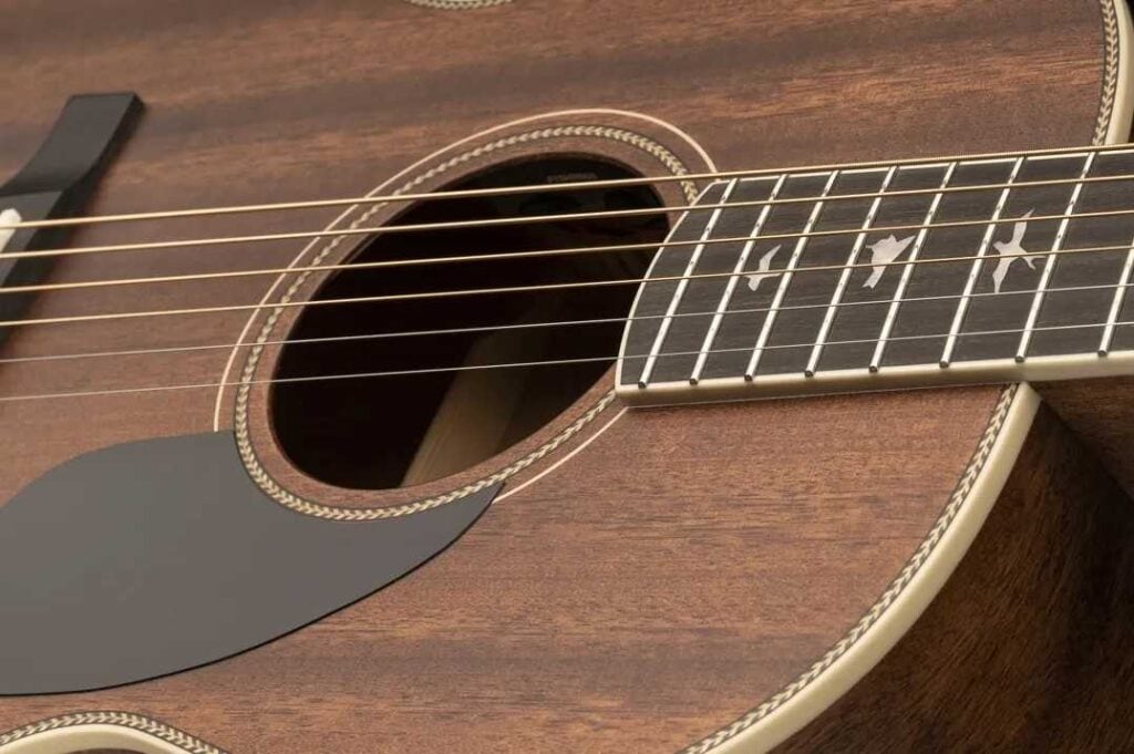Présentation en détail de la table d'harmonie de la guitare Parlor PRS SE P20e
