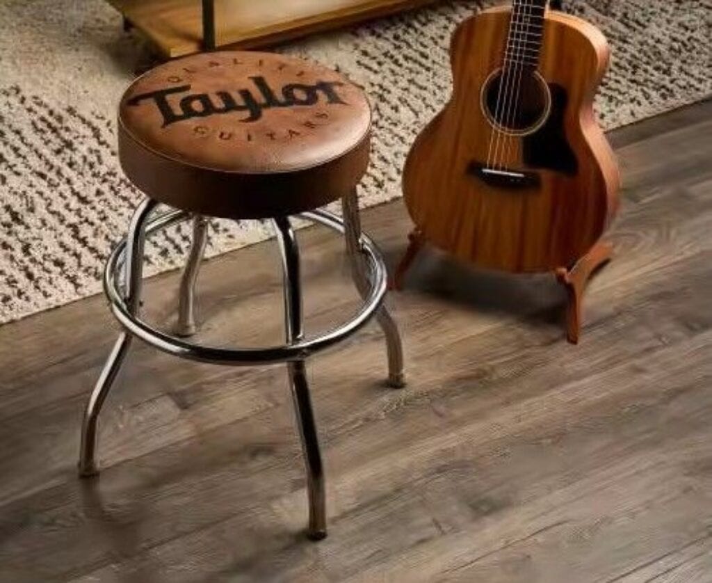 Présentation en détail du tabouret Taylor Bar Stool Brown avec guitare