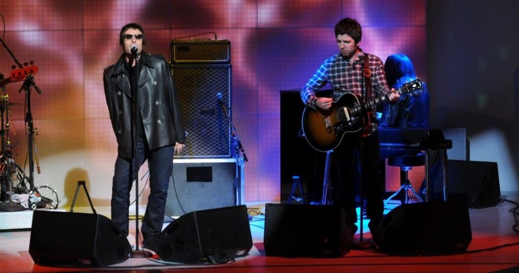 Concert d'Oasis à Milan en Italie avec Liam et Noel Gallagher jouant le morceau mythique Wonderwall
