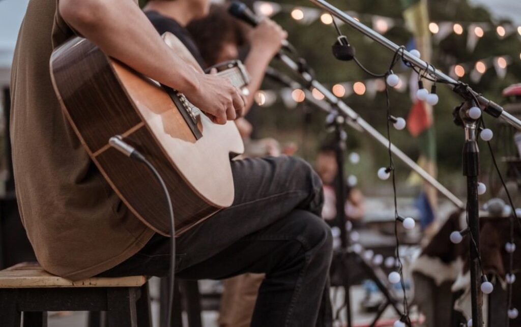 À propos de nous : Univers Guitare Acoustique