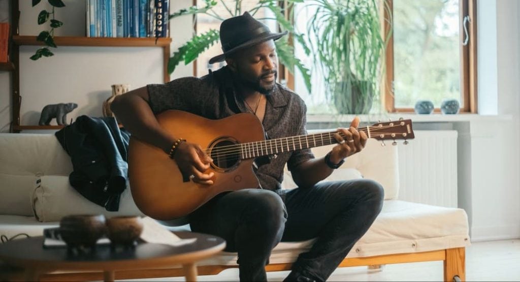 Présentation d'un guitariste jouant la Yamaha TAG3 C TransAcoustic Sandburst