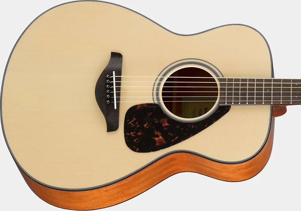 Gros plan de la rosace de la guitare électro-acoustique Yamaha FS800