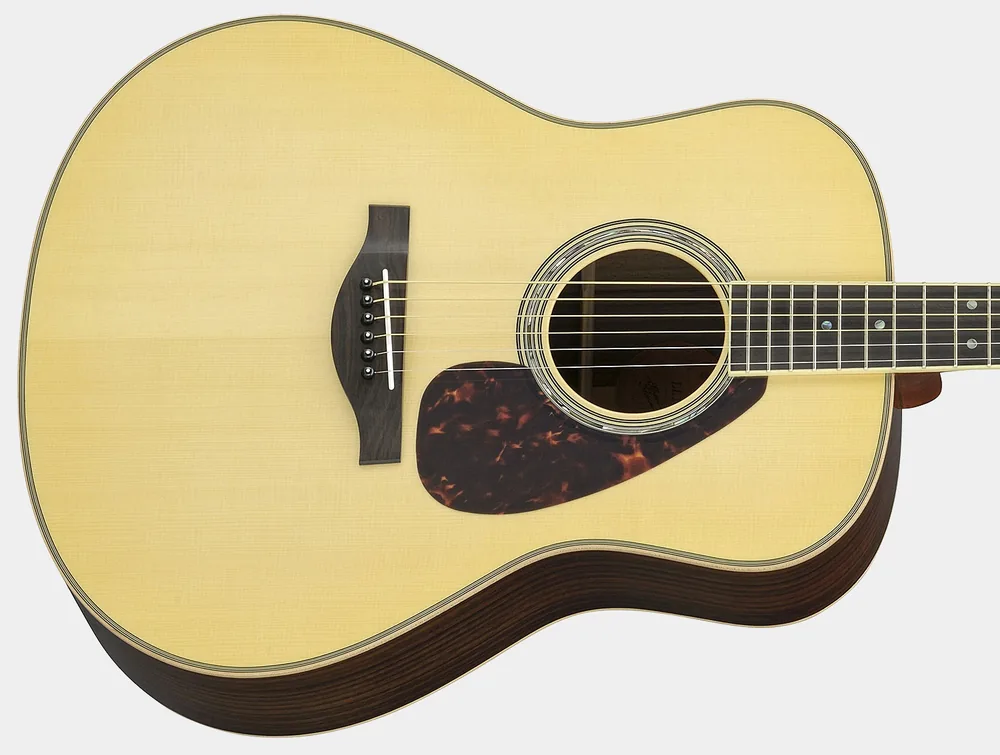 Gros plan de la rosace de la guitare électro-acoustique Yamaha LL16