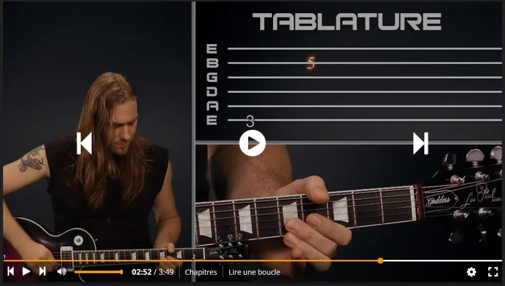 Capture du cours vidéo gratuit de HGuitare : le guitariste joue, la tablature défile à côté avec le chiffre joué mis en évidence.