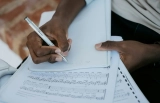 Comment lire une tablature guitare : le guide complet