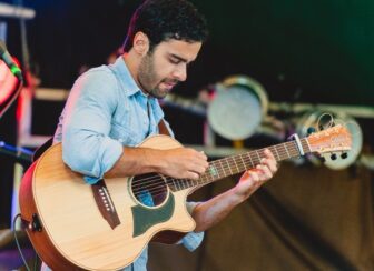 Meilleur guitariste acoustique : 12 légendes incontournables